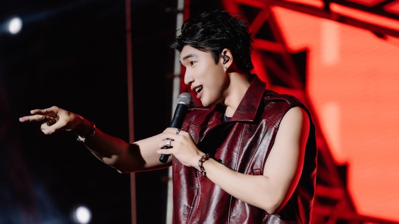 Hình nền HieuThuHai trình diễn trên sân khấu