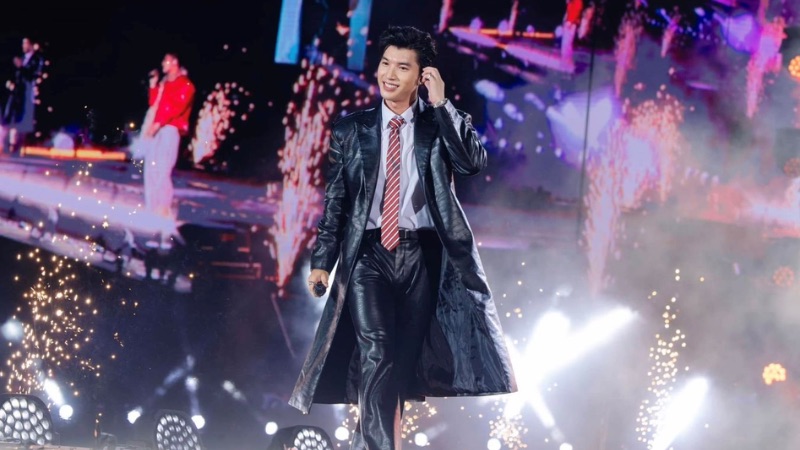 Hình nền HieuThuHai trình diễn trên sân khấu