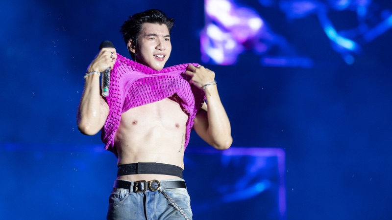 Hình nền HieuThuHai trình diễn trên sân khấu