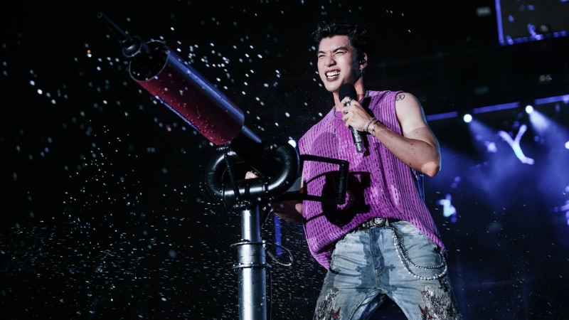 Hình nền HieuThuHai trình diễn trên sân khấu