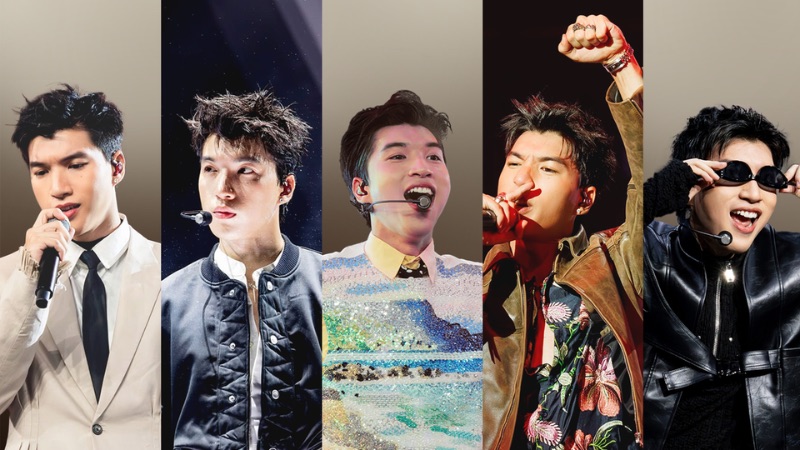 Hình nền HieuThuHai trình diễn trên sân khấu